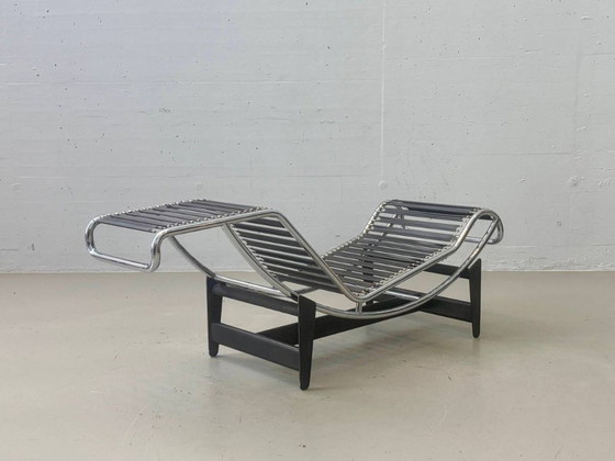Cassina LC4 Chaises longues en Peau de Poney – Le Corbusier, Pierre Jeanneret & Charlotte Perriand – Metal (photo 13 of 26)