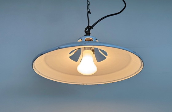 Image 1 of Industriële witte geëmailleerde fabriekshanglamp, jaren 60