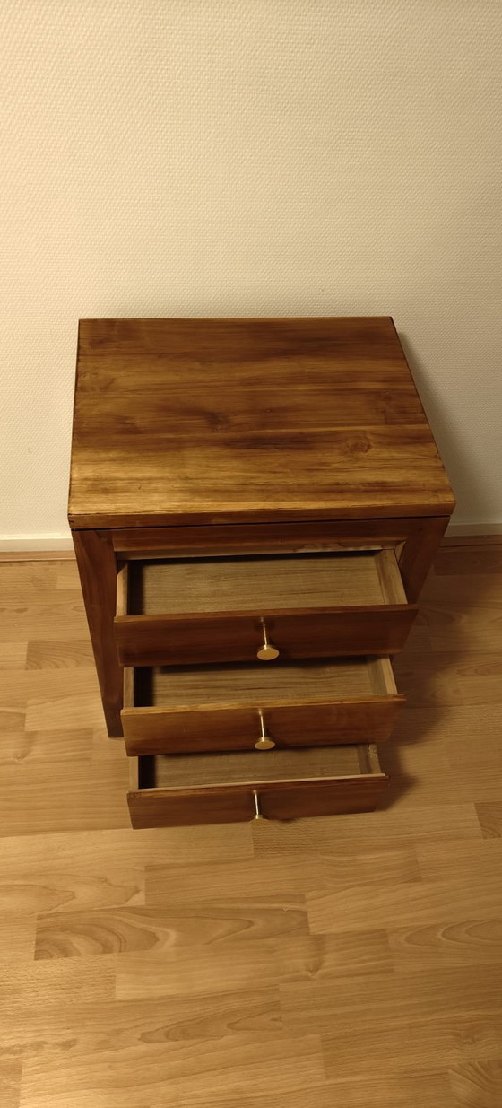 Image 1 of Table de chevet en bois - robuste et intemporelle