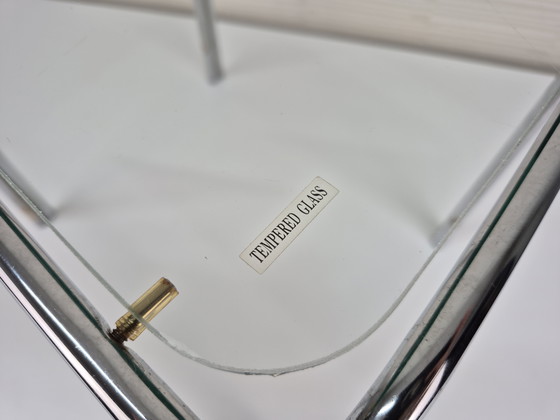 Image 1 of Table des années 1970. Table d'appoint vintage à structure tubulaire et plateau en verre.