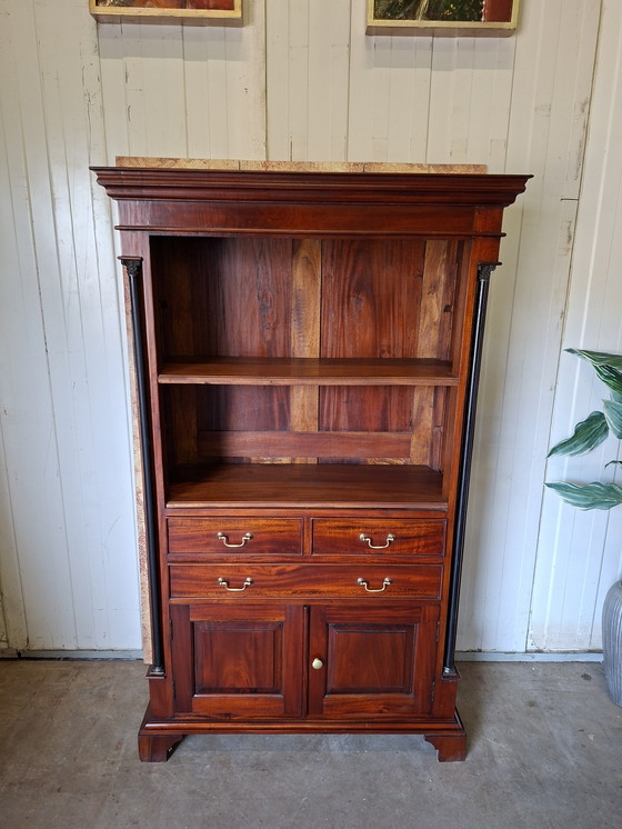 Image 1 of Klassisches Mahagoni-Bücherregal, Vitrine mit Schubladen, Empire-Stil. Maße: 104 x 42 cm und 170 cm hoch.