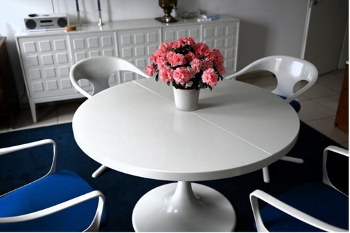 Tulip dining table with five dining chairs and sideboard - Lübke company