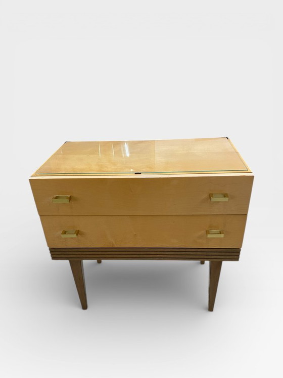 Image 1 of Mid Century Nachttisch / Kommode – Ahorn Furnier – Messinggriffe – Glasplatte – 1950er/60er – Made in Germany