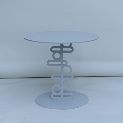 Bijzettafel Ken van Marcel Wanders voor Quodes – Tijdloos Design in Lichtgrijs RAL 7035