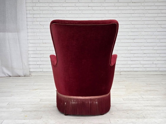 Image 1 of Fauteuil danois des années 1970, revêtement en velours rouge cerise, pieds en frêne.