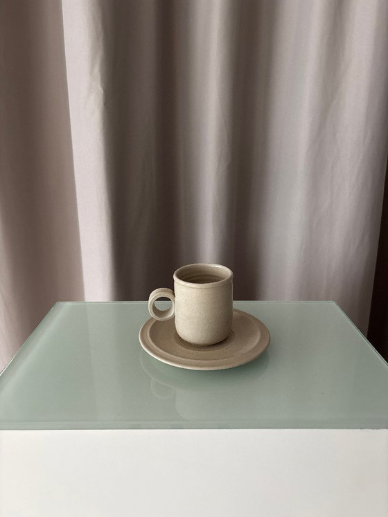 Tazze e piattini in ceramica fatti a mano, set da quattro, Stoviglie, Beige, Organic Modern (foto 9 di 11)