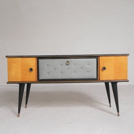 Image 1 of Aparador antiguo con patas cónicas, década de 1950.