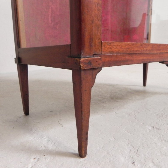 Image 1 of Vitrina de caoba con tapa de mármol, década de 1920.