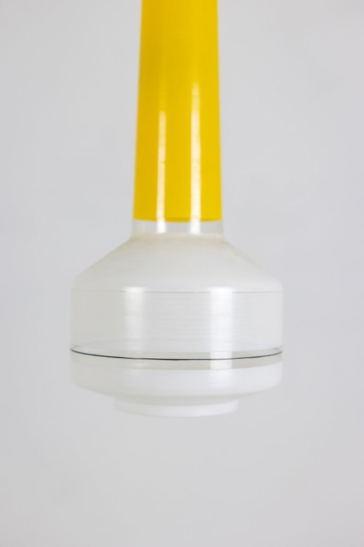 Zwei zweifarbige Pendelleuchten aus gelb-weißem Glas. 1960er Jahre.