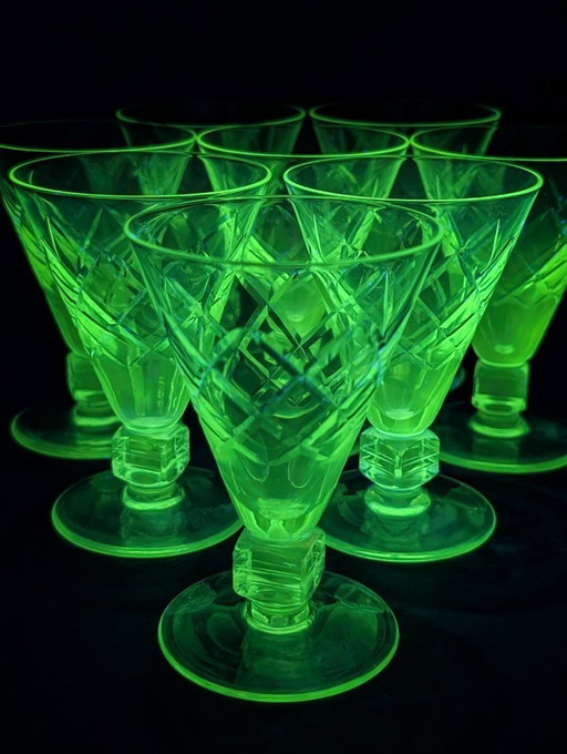 8 vasos pequeños "Vietnam" estilo Art Déco (Doyen) reactivos a la luz UV
