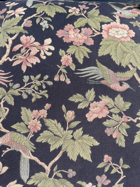 Ensemble de deux fauteuils anciens français ornés de tapisseries à motifs d'oiseaux et de fleurs – Textile (photo 4 of 7)