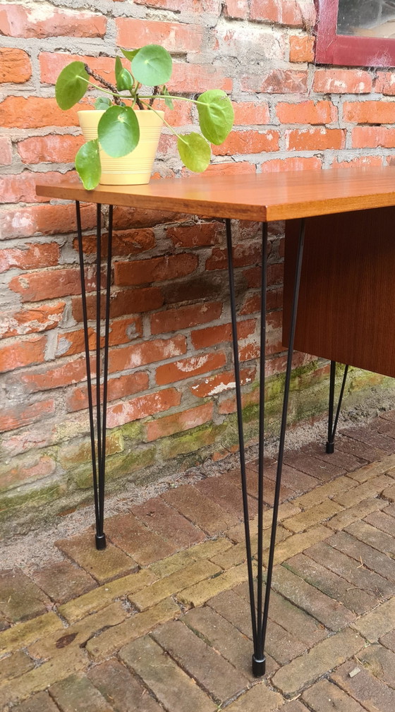 Image 1 of Bureau design vintage. Années 1960. Pieds en épingle à cheveux.
