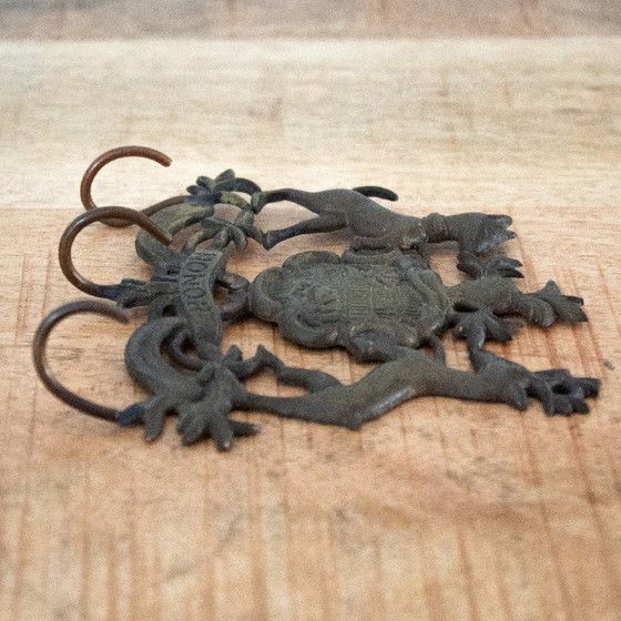 Image 1 of Vintage Messing Sleutelrek Met Hond, Hert En Ridder: Italiaans Heraldish Ontwerp