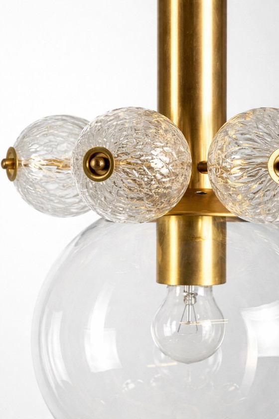 Image 1 of Lampadario in ottone di metà secolo con globi in vetro, anni '60
