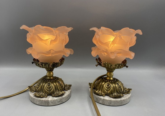 Image 1 of 2 Art Nouveau Tafellampen • Roze Gefrost Glas Bloemenkap • Messing & Marmer Voet