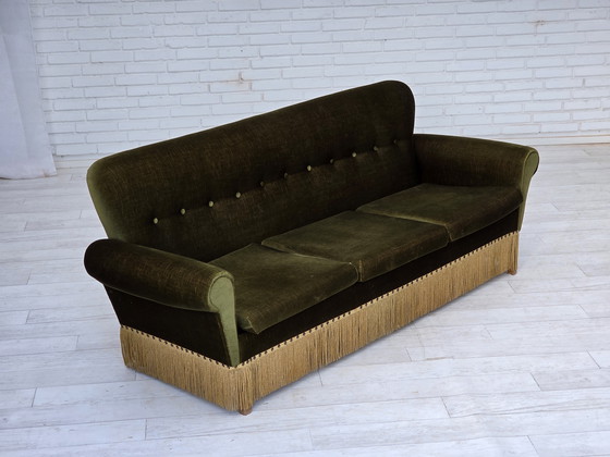 Image 1 of Sofá danés de tres plazas, años 70, terciopelo verde, patas de madera de fresno.