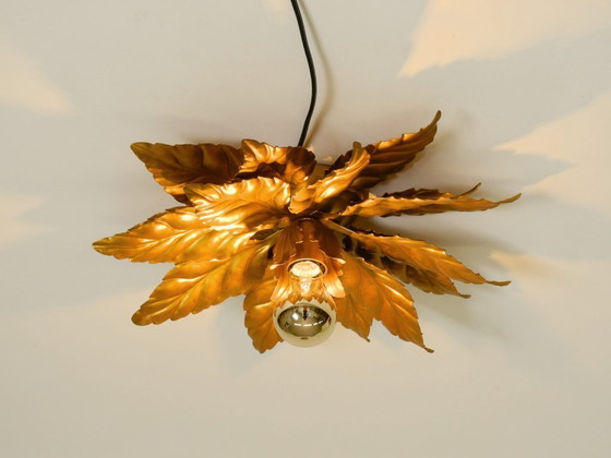 Image 1 of Rare grande lampe de plafond ou applique murale de style florentin, plaquée or, signée Hans Kögl, datant des années 1980.