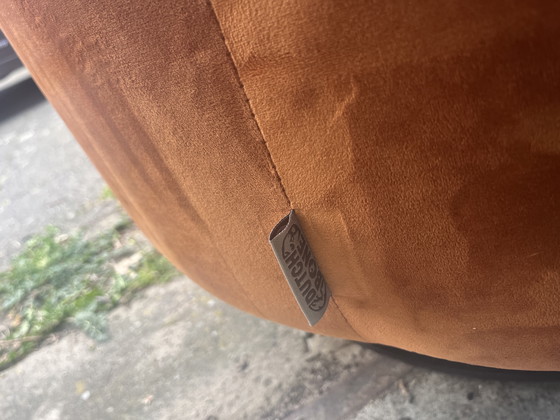 Image 1 of Stile retrò chic: splendido set di poltrone "a fiore" in velluto arancione di Dutchbone.