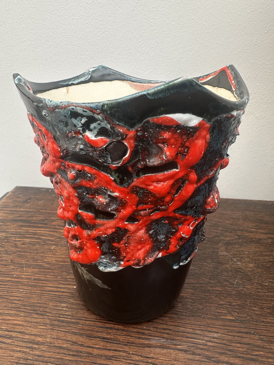 Image 1 of Fat Lava Vaas Rood en Mat Zwart H 17 cm - Toegeschreven aan Vallauris