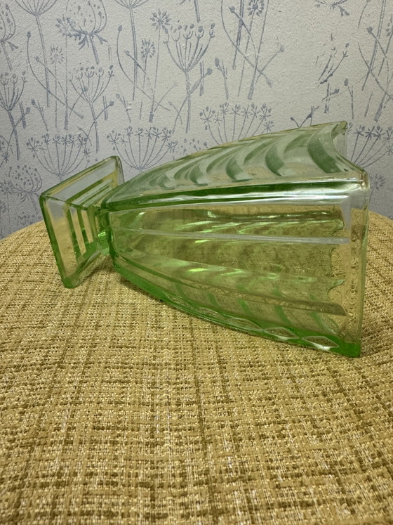 Image 1 of Vaso vintage in vetro verde Sowerby Press, stile Art Déco.