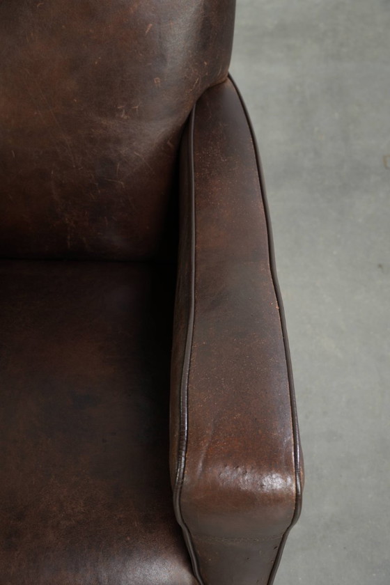 Stoere vintage schapenleren armchair met een mooi patina en een tijdloos Engels design in een subtiel formaat (photo 8 of 12)