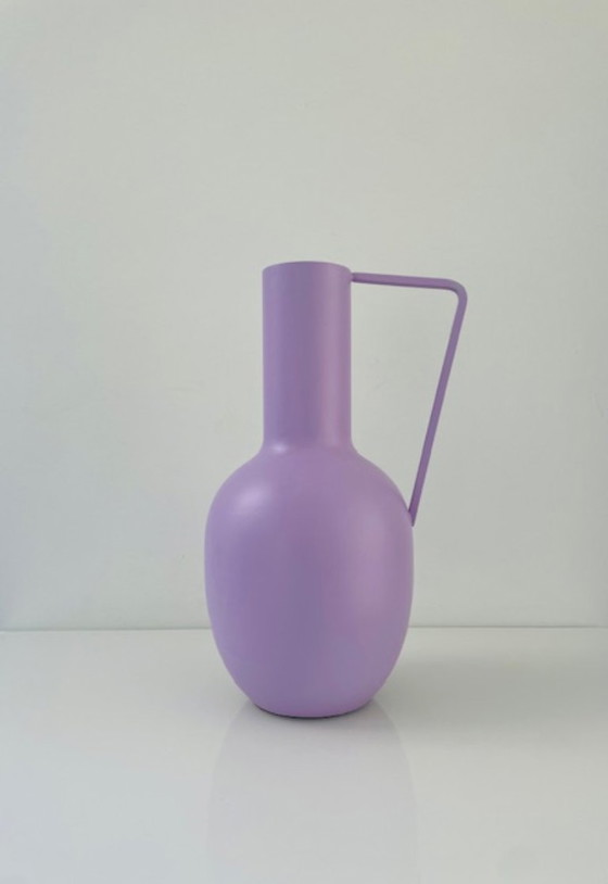 Image 1 of Pichet en métal lilas avec grande anse 30 cm