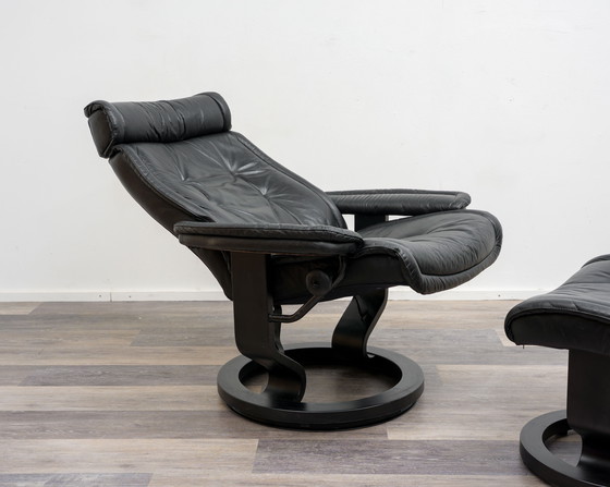 Image 1 of Sillón reclinable escandinavo con reposapiés, fabricante Stressless Ekornes, modelo “Prince”, cuero negro.