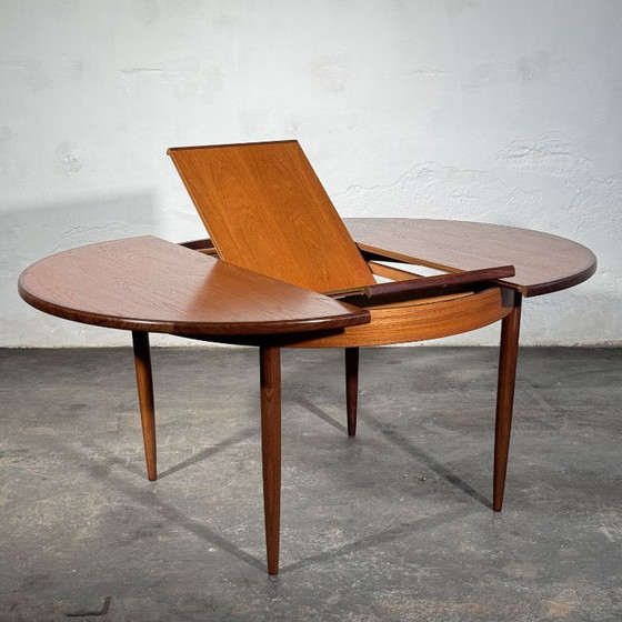 G-Plan Round Extendable Teak Dining Table, 1960s – Wood (photo 2 of 20)