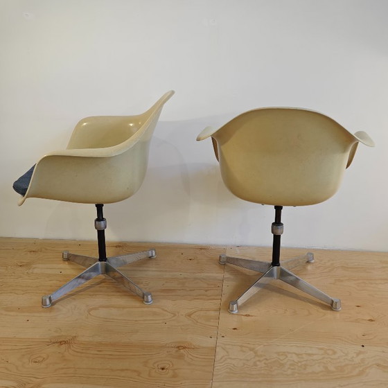 Image 1 of Vintage fiberglass bureau stoelen Herman Miller Eames