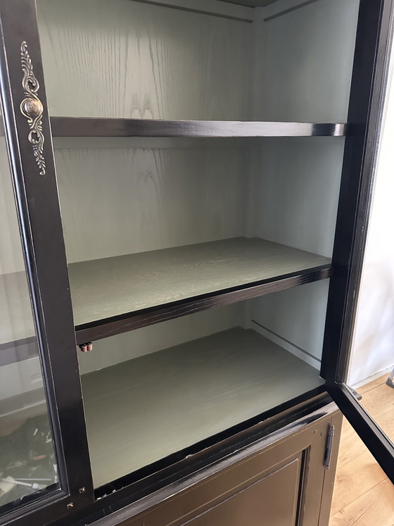 Image 1 of Zwarte vitrinekast met glazen deuren en opbergruimte 