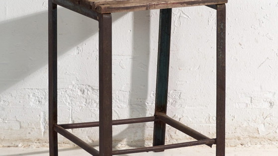Antique industrial stool in pine wood and iron – Central Europe, circa 1950 – Industrieel (photo 3 of 33)