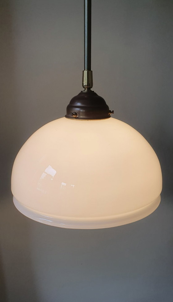 Image 1 of Lampada a sospensione vintage - vetro opalino bianco in forma decorativa