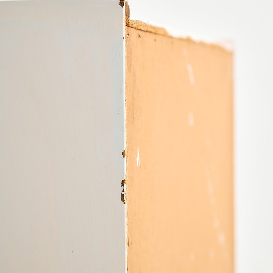 Image 1 of Mk9920 Table de nuit peinte en blanc avec trois tiroirs