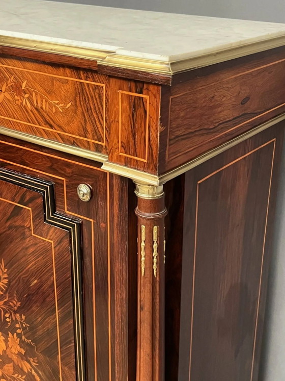 Elegante commode in Napoleon III-stijl met fraai inlegwerk, verguld bronzen beslag en een marmeren blad. (photo 5 of 9)