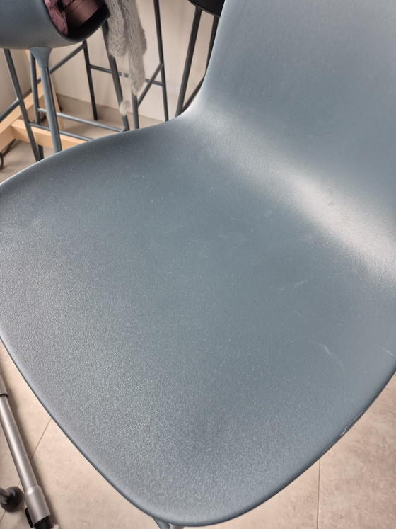 Image 1 of 4 sgabelli alti da bar in blu acciaio Form Norman Copenhagen