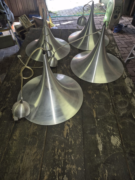 Lampade a sospensione a tromba in alluminio – Aluminium (photo 2 of 5)