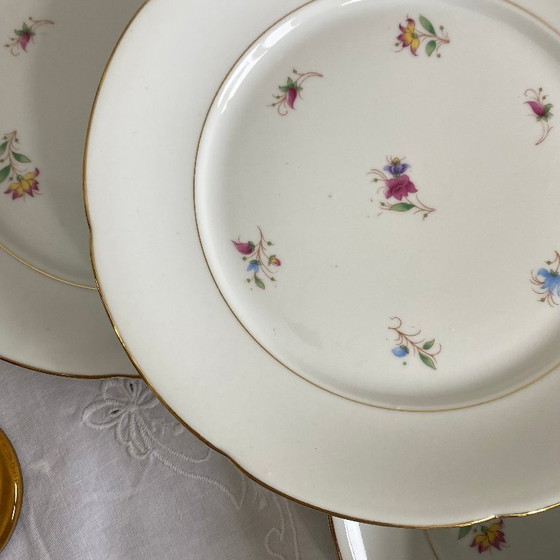 Image 1 of 6 platos llanos antiguos de porcelana con flores y dorados, P L Limoges