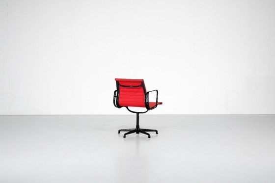 Image 1 of Poltrona "EA 117" di Charles Ray Eames per ICF USA 1969.