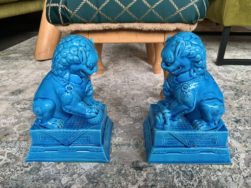 Chinoiserie, par de leones guardianes de templo "Foo Dogs" de los años 50, porcelana de mediados de siglo.