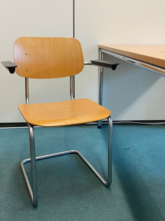 Image 1 of Ahrend tafel en 2 buizenstoelen