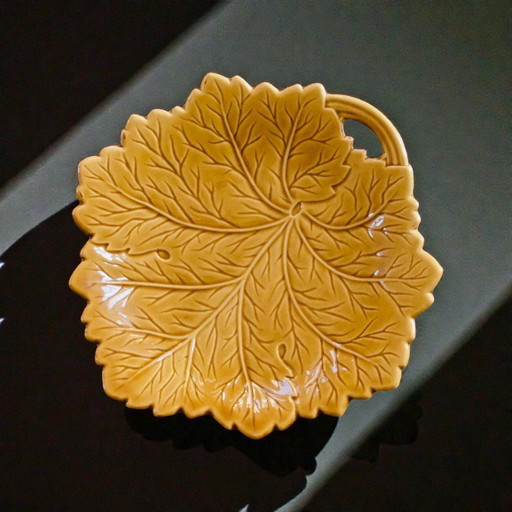 Grote vintage sieradenbak van okerkleurig aardewerk met bladmotief.