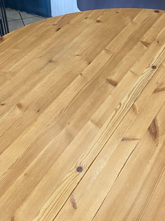 Image 1 of Tavolo rotondo, diametro 117 cm, allungabile con un'estensione, in legno massello di pino, vintage, circa 1970