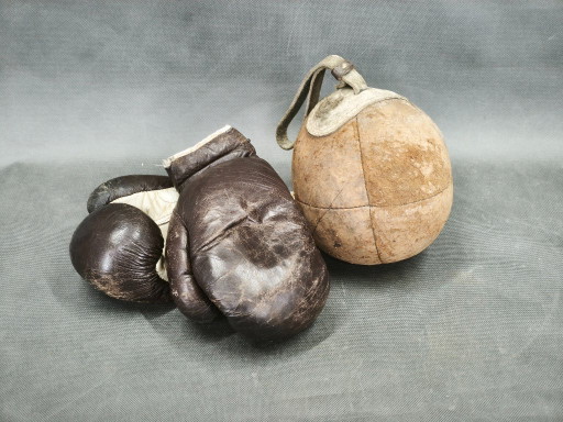 Boxhandschuhe und Boxball aus Leder, Tschechoslowakei, 1940er Jahre