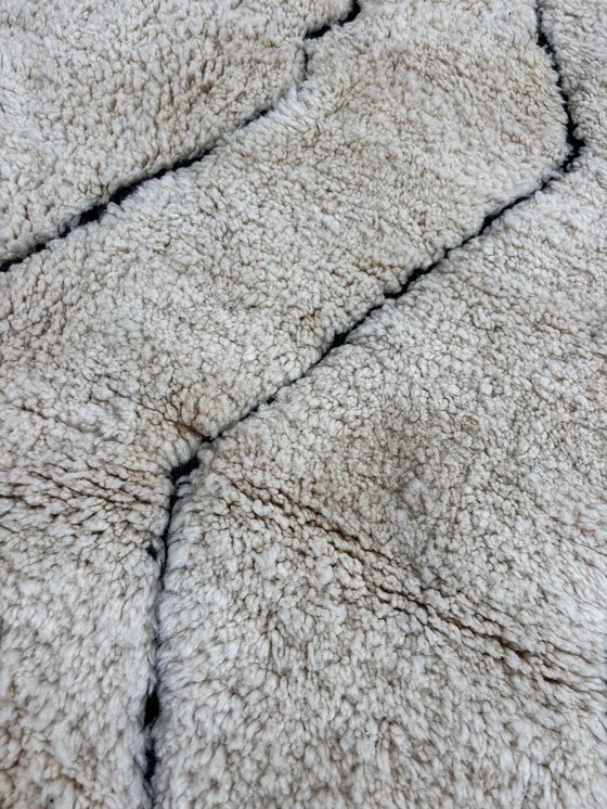 Image 1 of Tapis berbère marocain de luxe en laine 200x300 cm – Tapis berbère blanc et noir