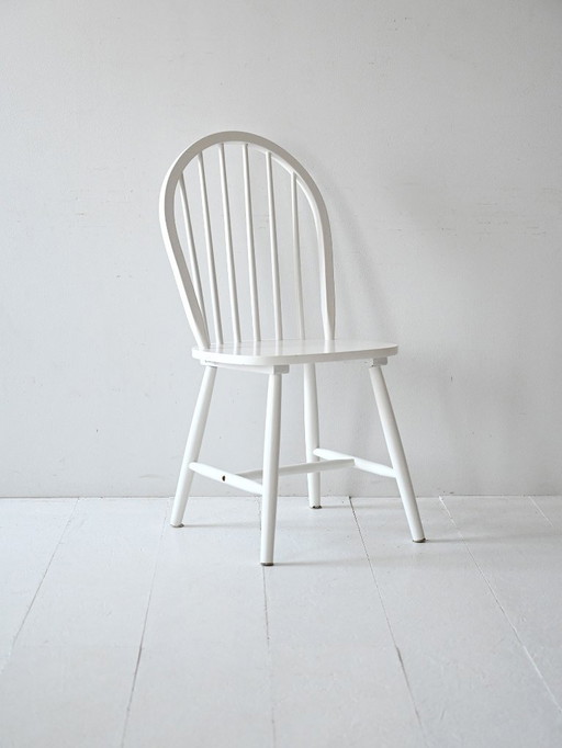 Set van 4 eigentijdse witte Scandinavische stoelen