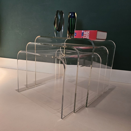 Image 1 of Lot de 3 tables d&#39;appoint vintage en plexiglas - Tables d&#39;appoint en verre acrylique incurvé transparent, Perspex transp