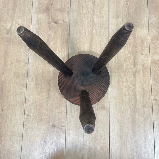 Image 1 of Klein, brutalistisch driepootkrukje van massief hout.