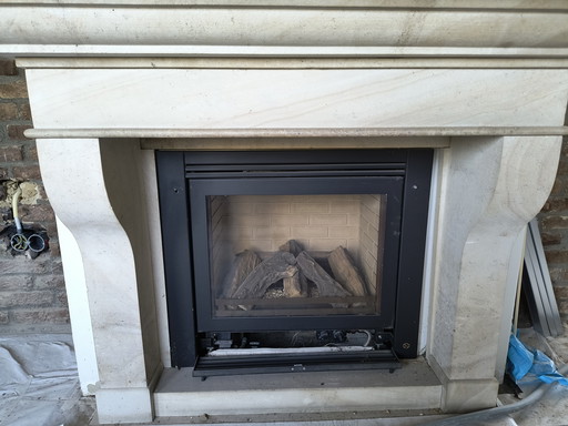 Cheminée au gaz Dru avec entourage en marbre
