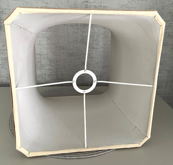 Image 1 of Abat-jour carré en tissu beige à coins biseautés. En très bon état vintage.