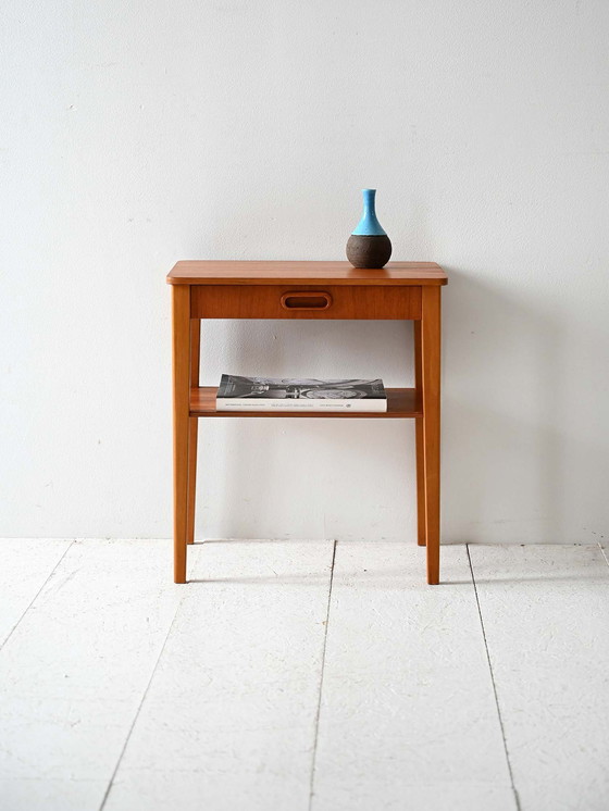 Image 1 of Table de nuit scandinave vintage en teck avec étagère et poignée sculptée